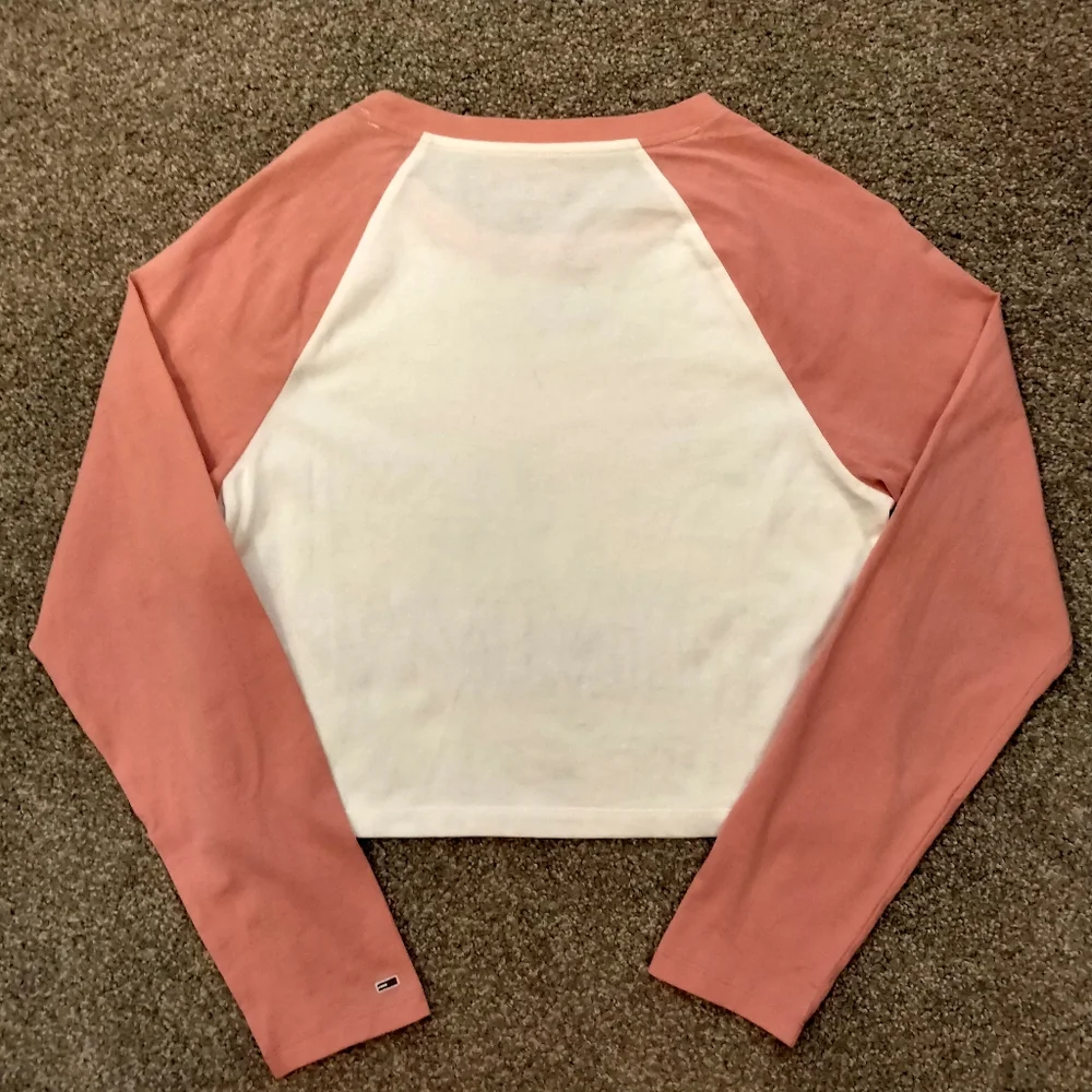 NWT Sz S Tommy Jeans Pink LS Crop Top - Picture 2 of 9